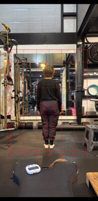 和歌山市のパーソナルジムTitanium Fitness Gymでの姿勢改善ビフォーアフター写真。1回のトレーニングで体の中心軸や肩の左右差が改善された様子。